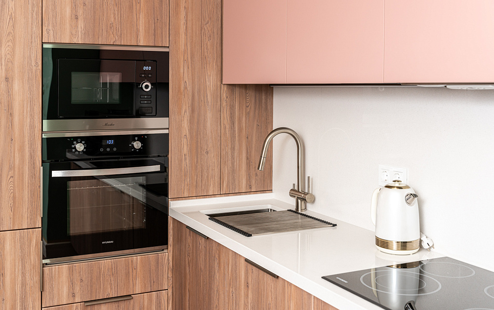 Кухня с комбинированными фасадами от бренда «Кухонный Двор» в проекте «Квартирный Вопрос» (13.11.21г.)