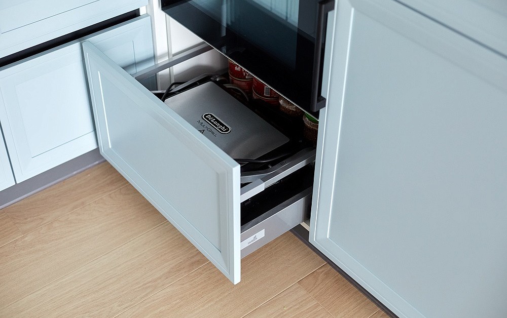 Воздушно-небесная кухня с чёрными акцентами