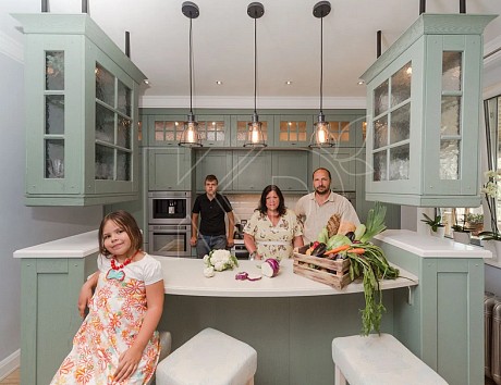 Угловые кухни оливкового цвета