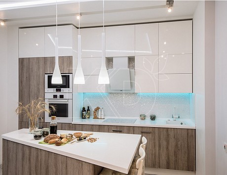 дизайн кухни в бело-коричневых тонах