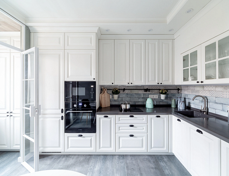 Угловые белые классические кухни