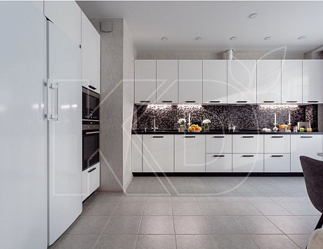 Белая глянцевая кухня в интерьере