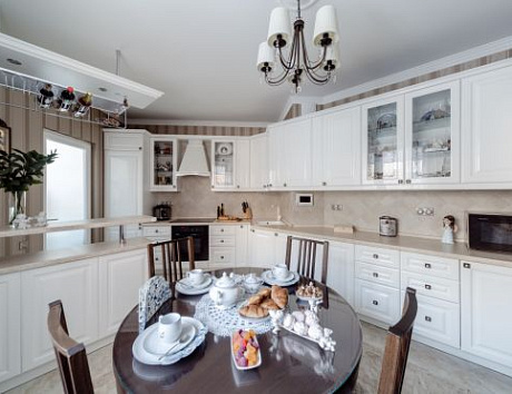 Современная кухня с барной стойкой