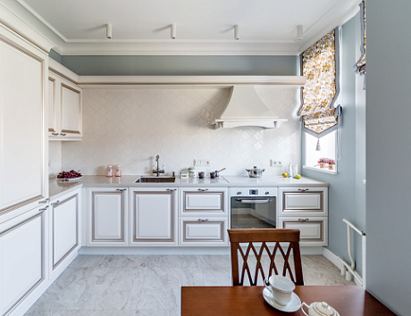 Светлая кухня в Мурманске